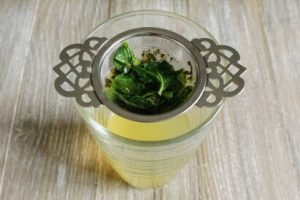 ミントティーと緑茶のアイスティー：工程４